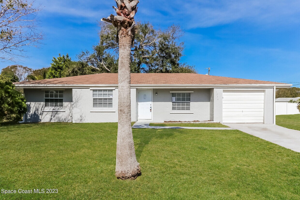 Foto principal - 1376 23rd Pl SW