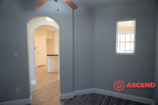 Building Photo - Gorgeous home located in the Northeast!