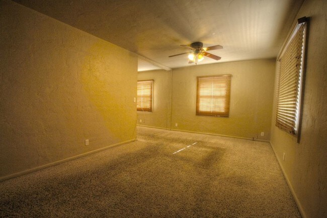Building Photo - 4 Bed  With Pool Next To UMC/UA