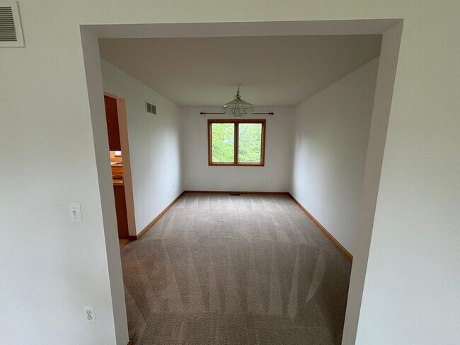 Building Photo - 565 Ironwood Way