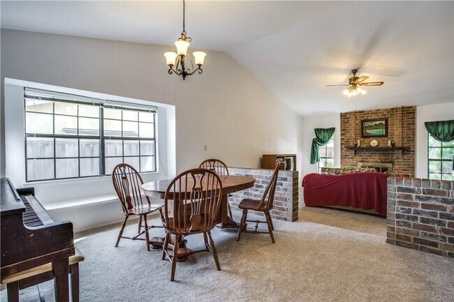Building Photo - Well maintained 1 story home. 3 spacious b...