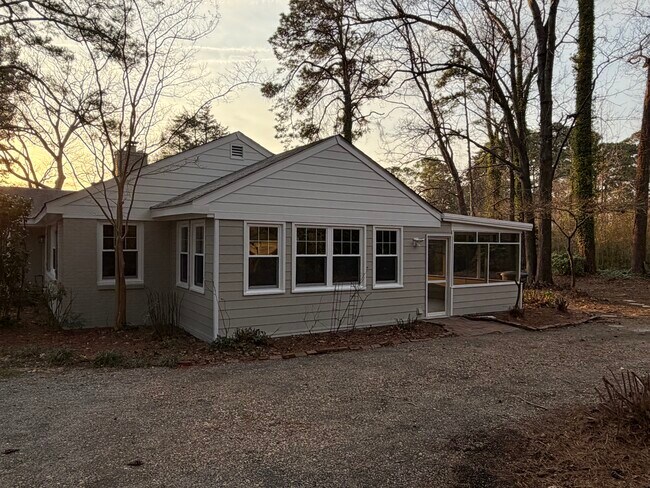 Foto del edificio - 536 Cavalier Dr