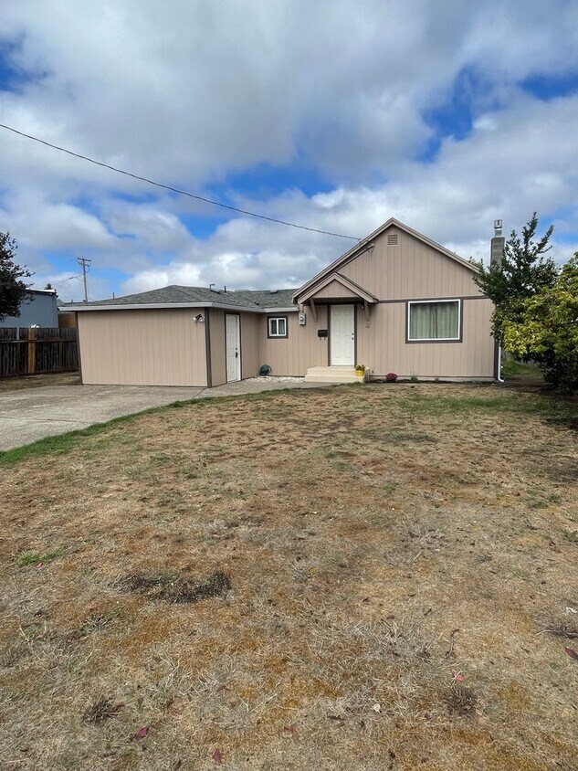 Foto principal - Convieniently located charming home with modern updates!