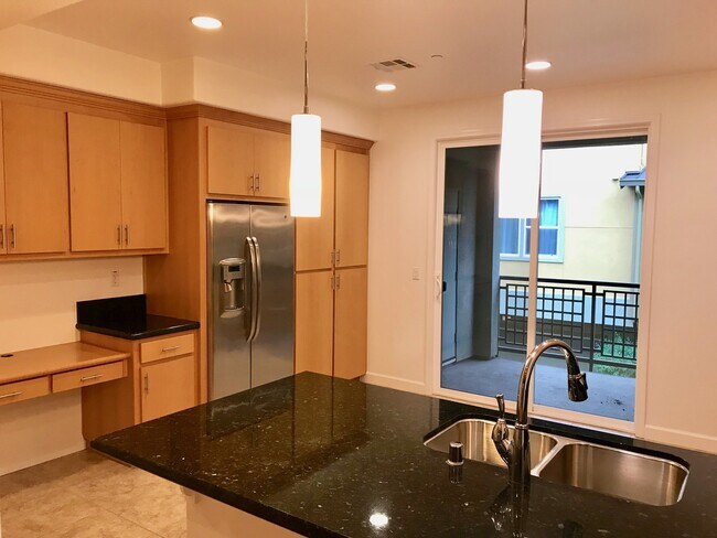 Foto del edificio - Meticulously Maintained 3 Bed 3 Bath Townh...