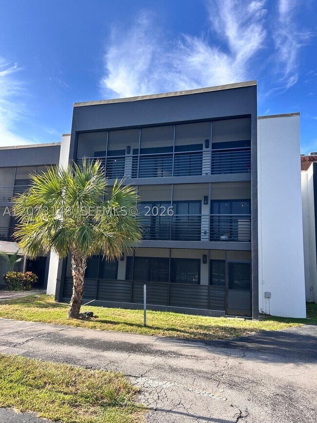 Building Photo - 4060 N Hills Dr
