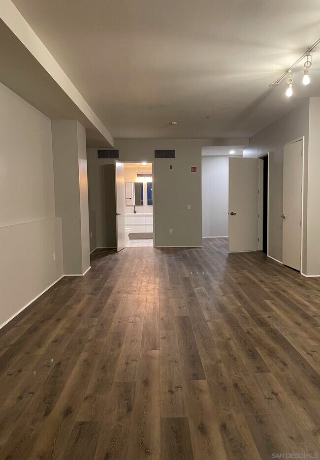 Building Photo - 350 W Ash St