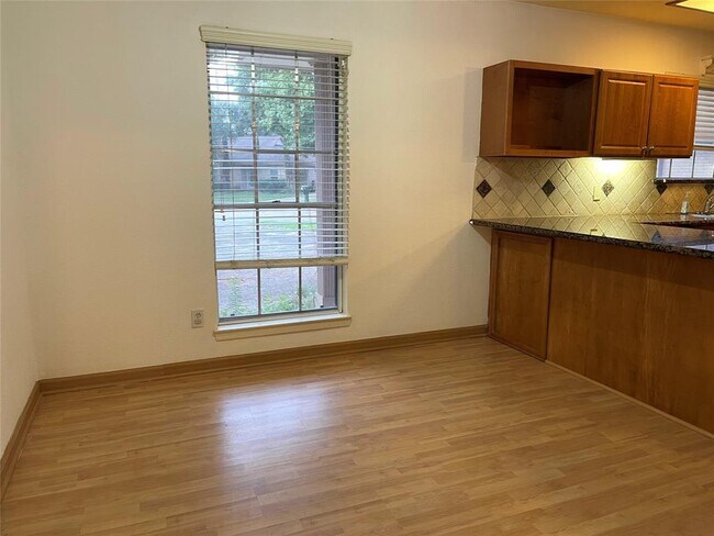 Building Photo - 307 Elmwood Cir