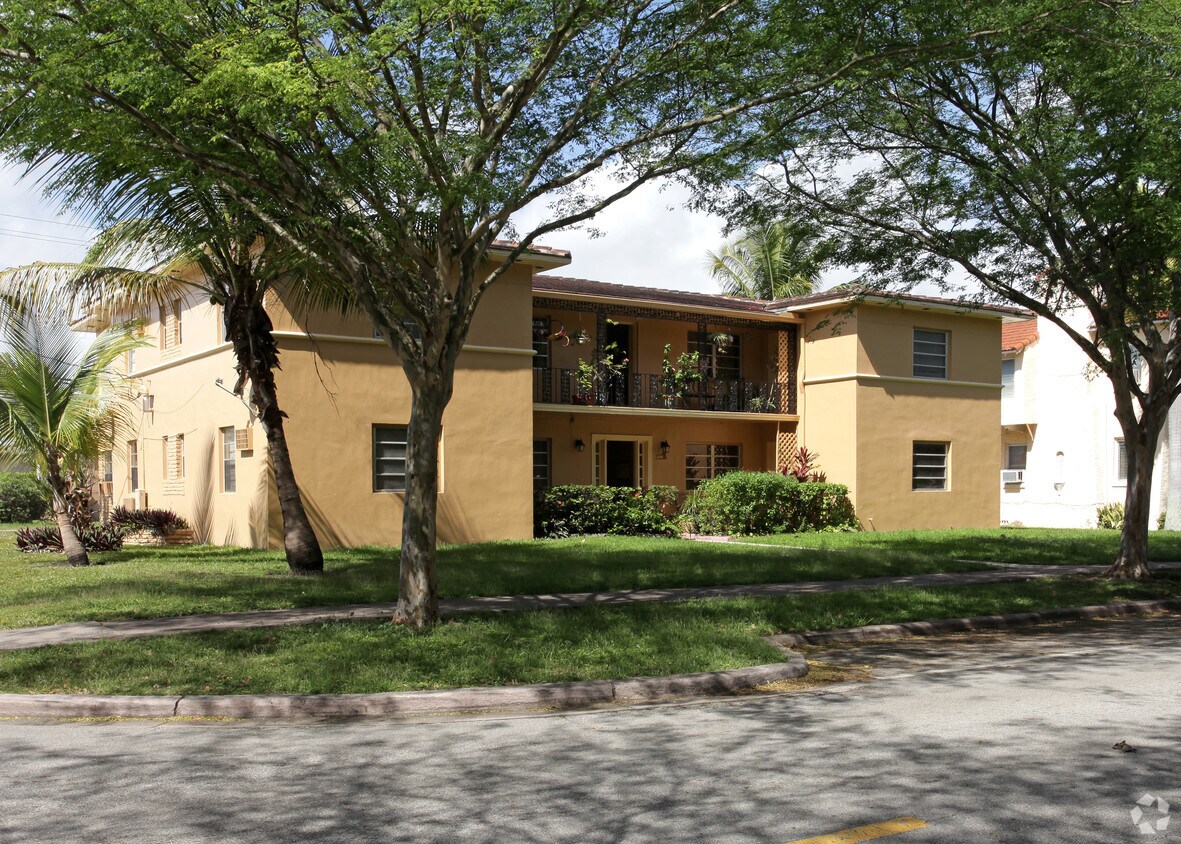 Primary Photo - 908 Salzedo St