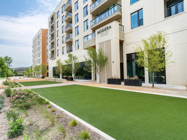 Green spaces at Modera Trailhead offer a refreshing outdoor retreat, perfect for casual gatherings and open-air relaxation in Dallas. - Modera Trailhead