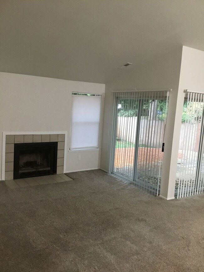 Foto del edificio - 3 Bedroom East Hill Home - $3,100/month