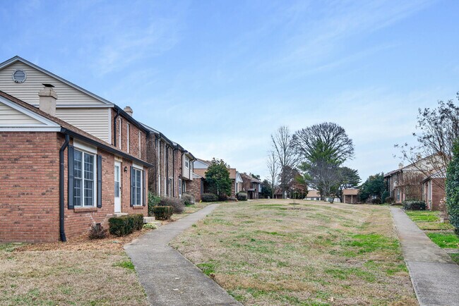 Foto del edificio - 330 Huntington Ridge Dr