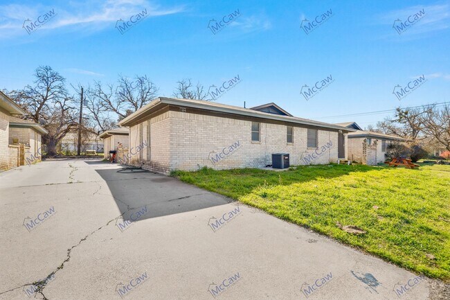 Building Photo - **Section 8 Accepted** Cute 2/1.5 Duplex i...