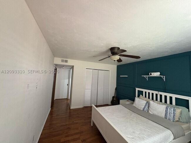 Building Photo - 2540 SW 14th Ct