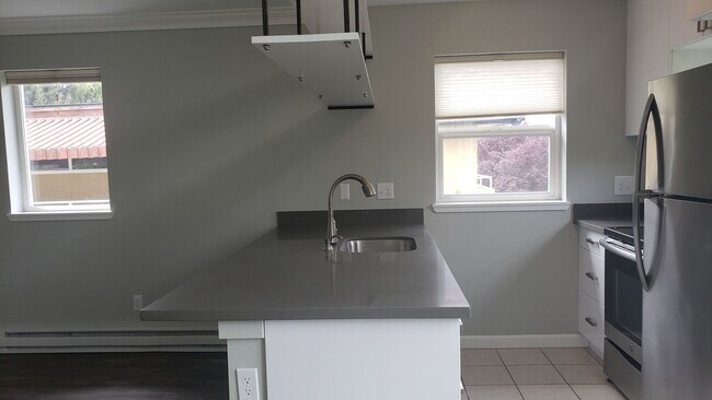 Building Photo - Ballard top floor Newly remodeled condo wi...