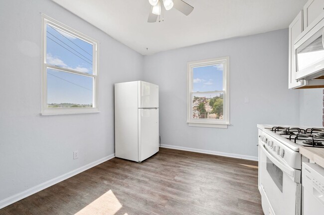 Building Photo - 28 E Meyers St