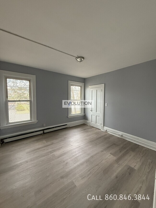 Foto del edificio - 96-98 Sargeant St-FL1