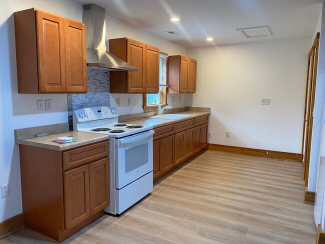 Building Photo - Newly Remodeled Apartment - 2 bedrooms 1 bath