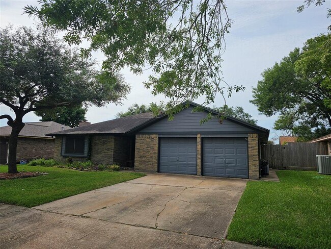 Building Photo - 1610 Adams Dr