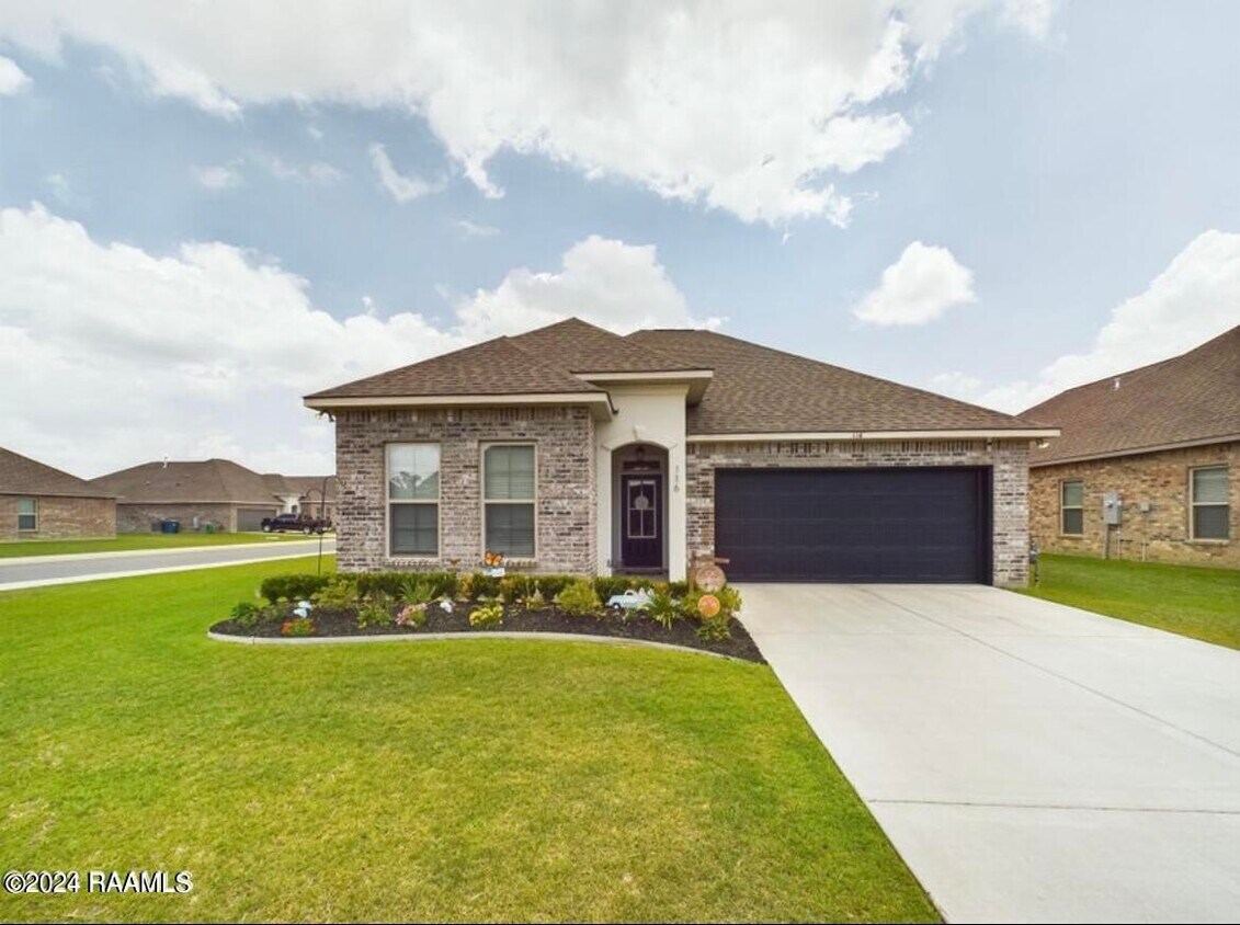 Primary Photo - 116 Spider Lily Ln