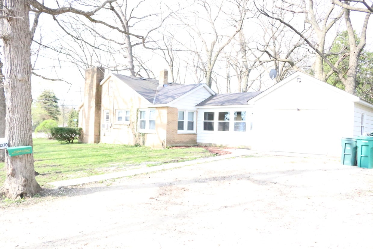 18270 W Gages Lake Rd, Gages Lake, IL 60030 House Rental in Gages