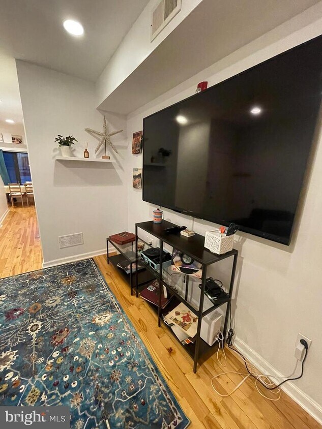 Foto principal - 217 W Girard Ave