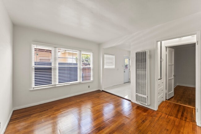 Building Photo - 425 1/2 Venice Way