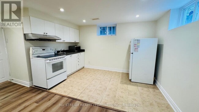 Building Photo - 435 Cummer Ave