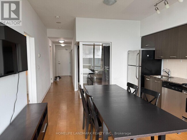Photo du bâtiment - 832-1832 Bay St.