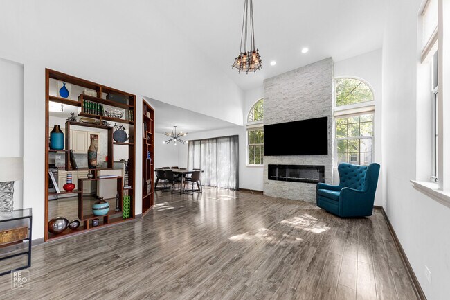 Building Photo - 1520 Club Dr
