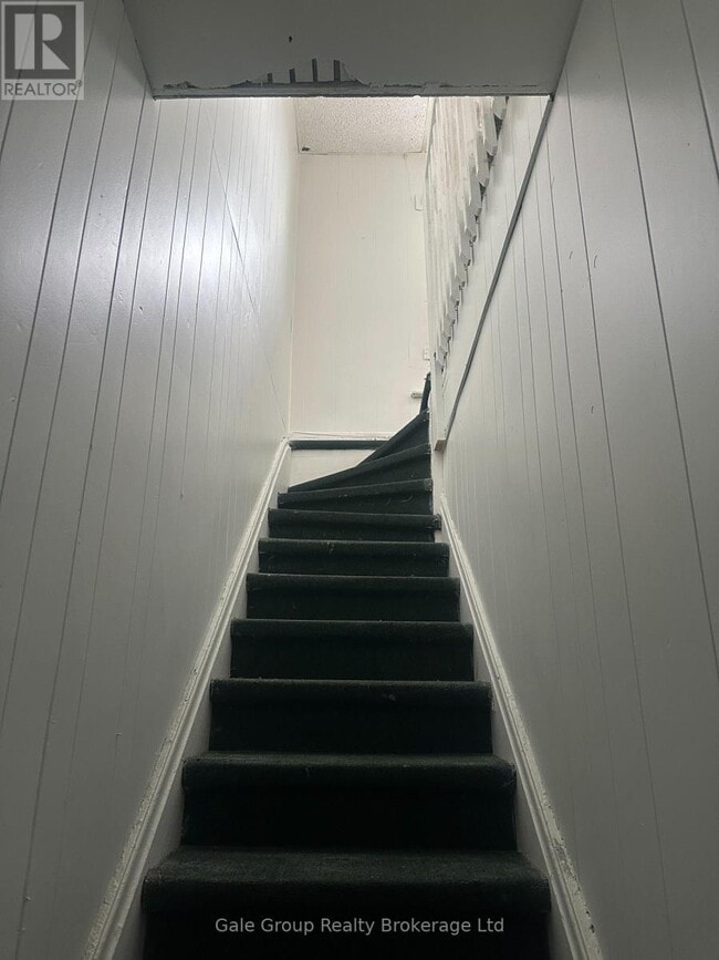 Building Photo - 457 Dundas St