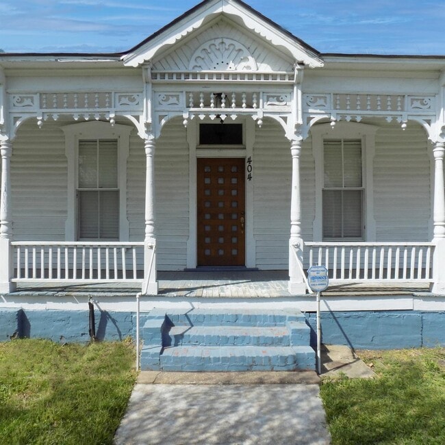 Building Photo - 404 S Lasalle St