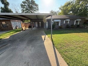 Building Photo - 1702 N 29th St