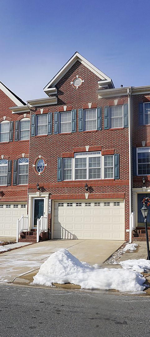 Foto del edificio - Exquisite Townhouse in Orchard Run Germantown