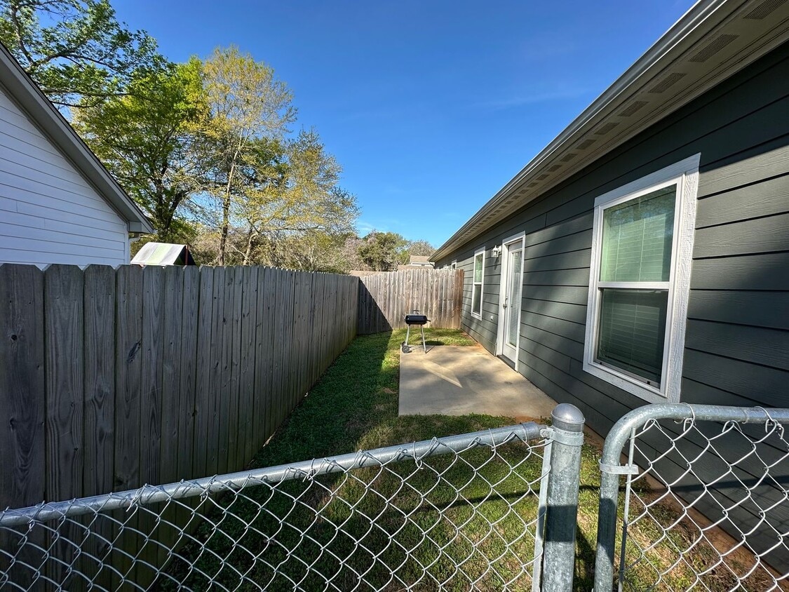 Building Photo - 109 Cook St