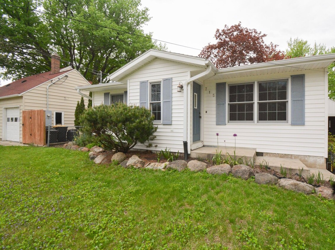 Foto principal - Move-In Ready 2 Bed 1 Bath With Large Yard...