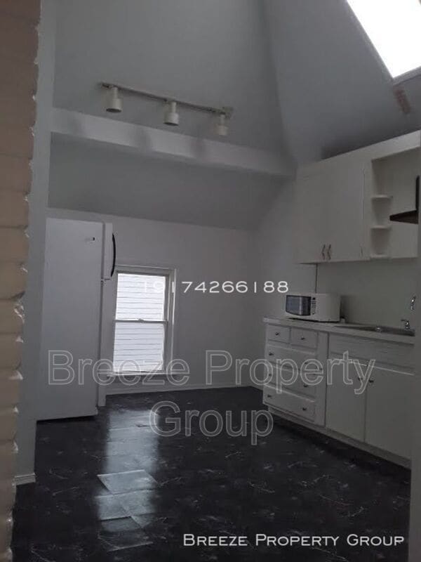 Primary Photo - 331.5 N Jameson Ave