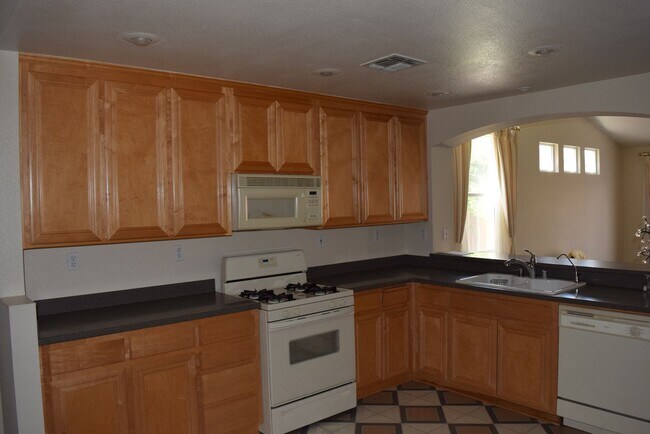 Foto del edificio - Spacious 5-Bedroom Home for Rent