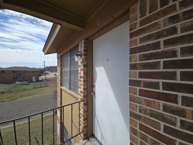Building Photo - RENT SPECIAL - AVAILABLE NOW!