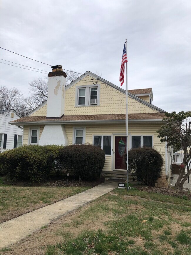 Building Photo - 49 Evergreen Ave