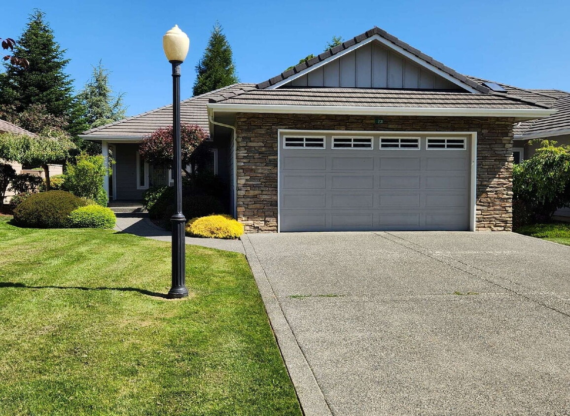 Primary Photo - 2 bed plus office, 2 bathroom condo in Sun...