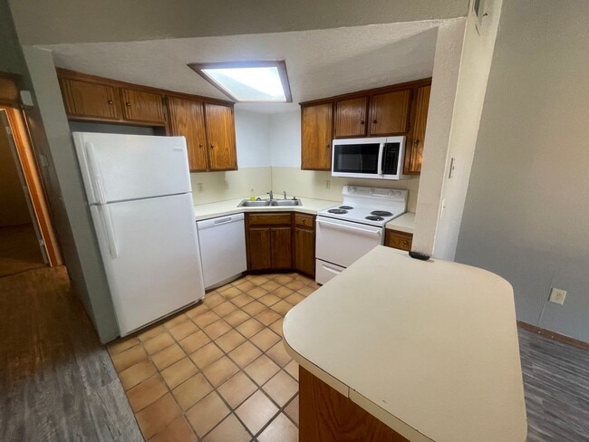 Building Photo - All new inside , 2 bed 2 bath duplex in No...