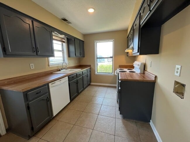 Building Photo - Renovated 4 Bedroom 2 Bath home for Rent!