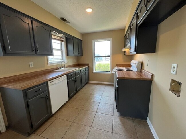 Foto del edificio - Renovated 4 Bedroom 2 Bath home for Rent!
