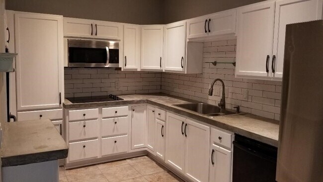 Building Photo - 2100 Tanglewilde St