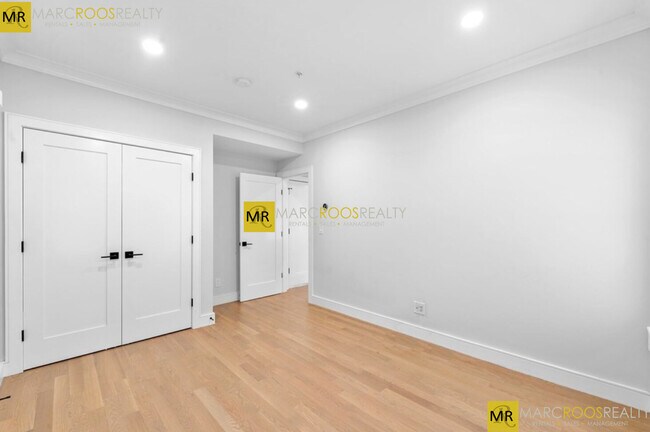 Building Photo - 531 Newbury St