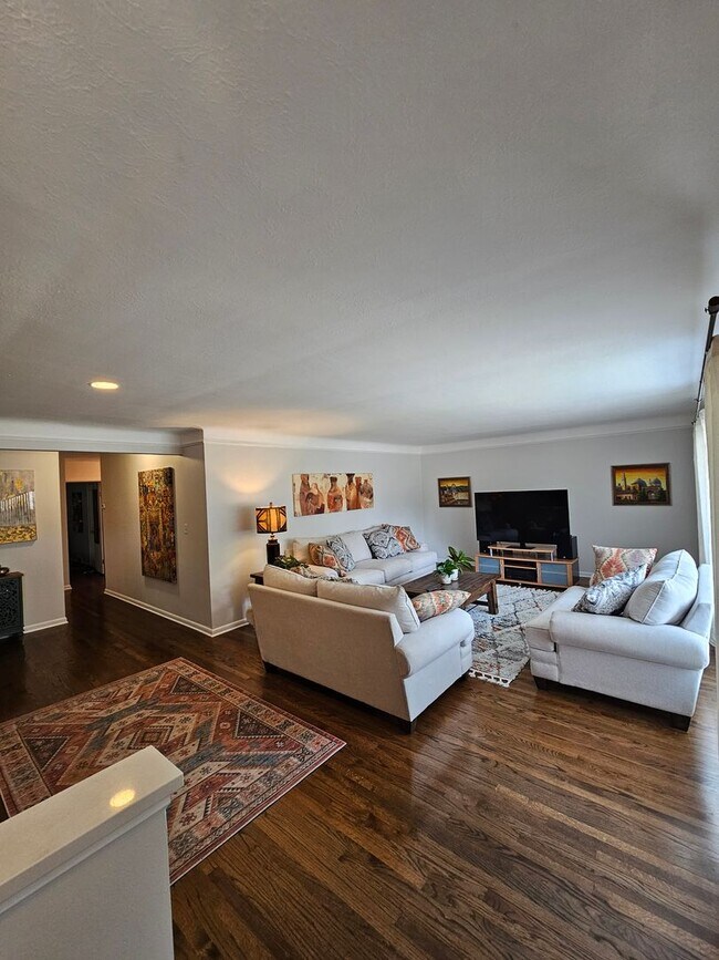 Building Photo - Charming Ranch-Style Home in Seven Hills, OH — Available Now