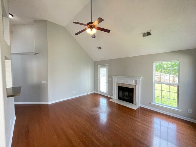 Building Photo - Vantage Point home with 3 bedrooms, 2 bath...