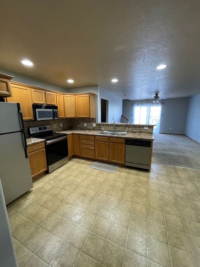 Building Photo - 3 bedroom 3.5 Bathroom Townhouse FOR RENT!!