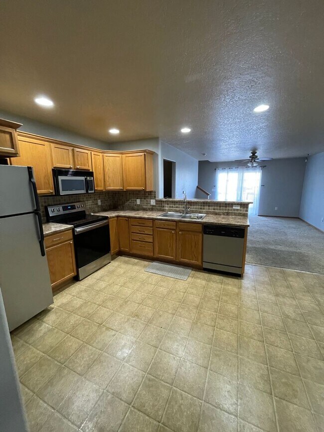 Foto del edificio - 3 bedroom 3.5 Bathroom Townhouse FOR RENT!!