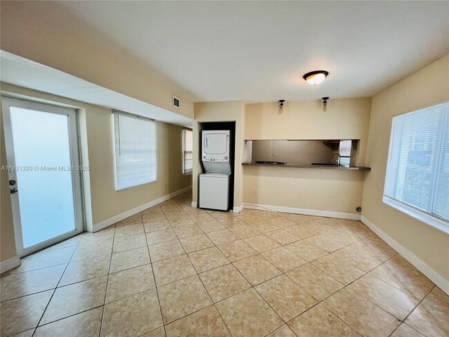 Building Photo - 950 Bay Dr